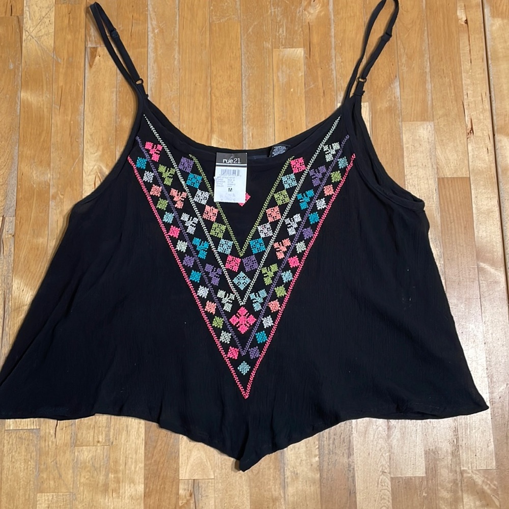 BNWT Rue 21 embroidered crop top